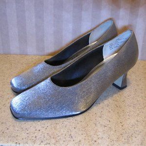 PM Collection by 9-2-5 Pewter Silver Heel Shoes 8M